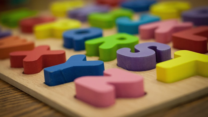 Juegos de cartas educativos para toda la familia: guía 2025